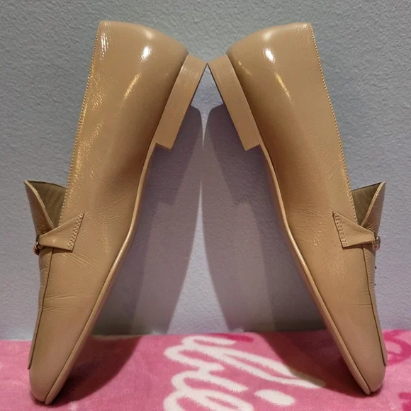 Chanel Women's Tan Loafer With Gold Accent CC Chain, Size 37.5 - Picture 5 of 9